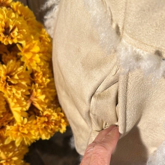 Hollister Cream Faux Fur Vest - Picture 5 of 11